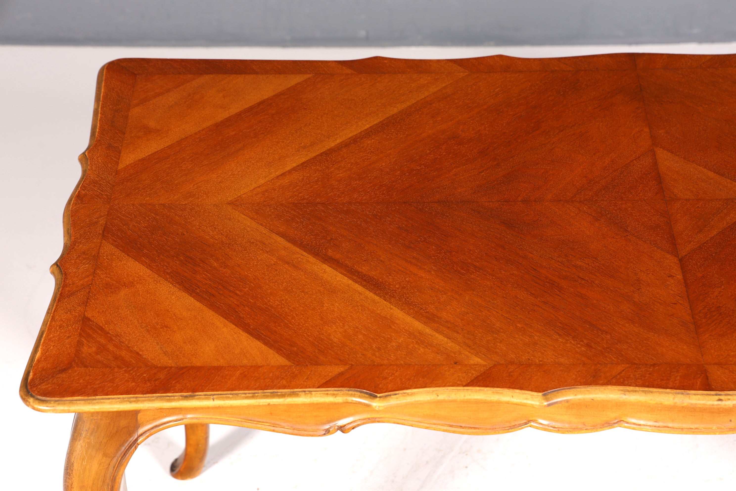 Magnifique table basse Chippendale, en bois véritable, style baroque.