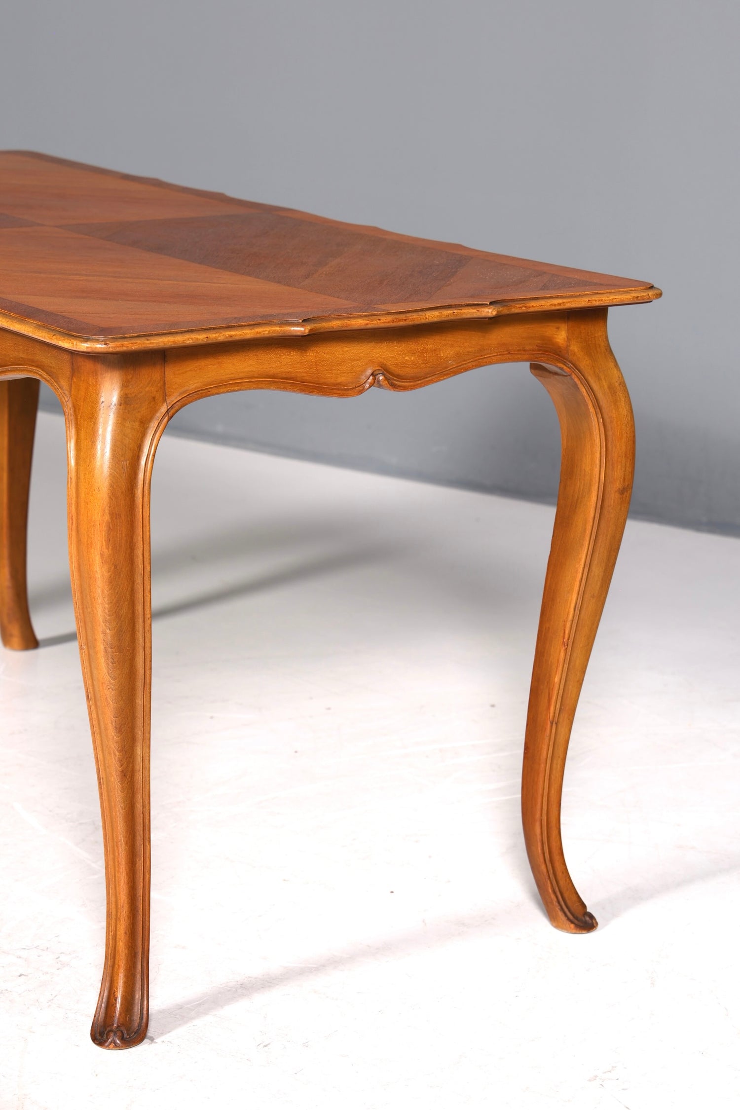 Magnifique table basse Chippendale, en bois véritable, style baroque.