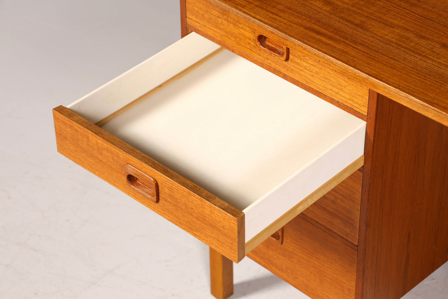 Magnifique bureau vintage de style danois, design des années 50, en bois de teck.