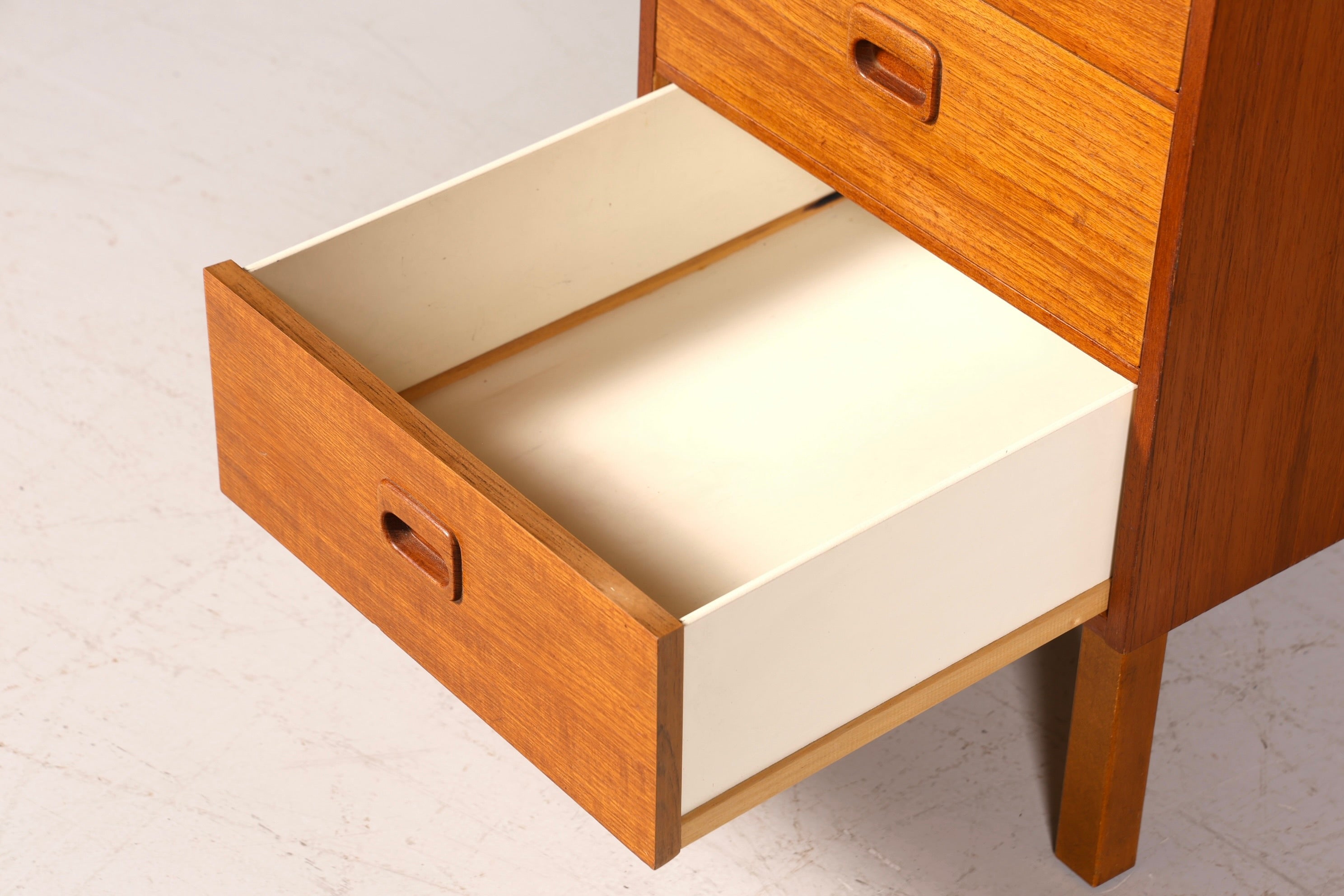 Magnifique bureau vintage de style danois, design des années 50, en bois de teck.