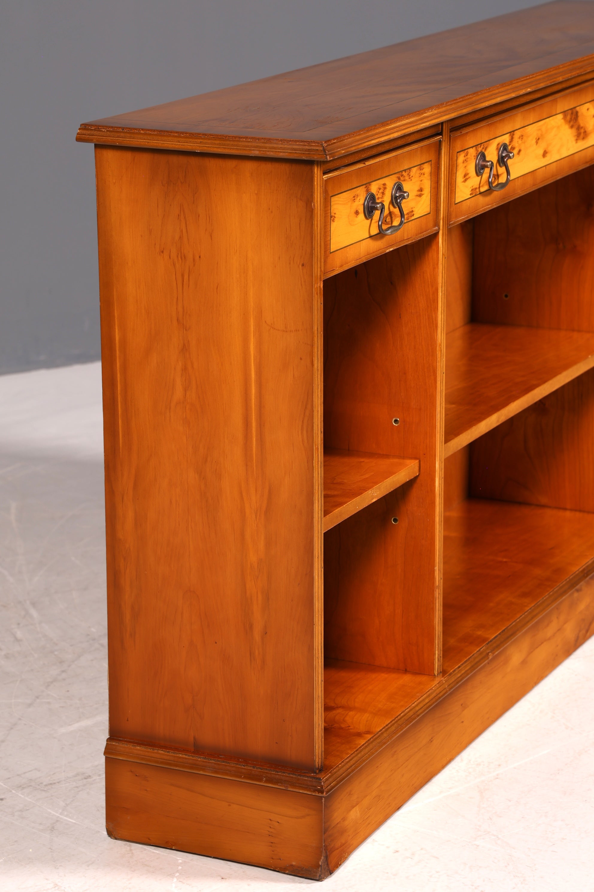 Wunderschönes Englisches Bücherregal Eibe Antik Regal Bookshelf Sideboard Buchablage 60s