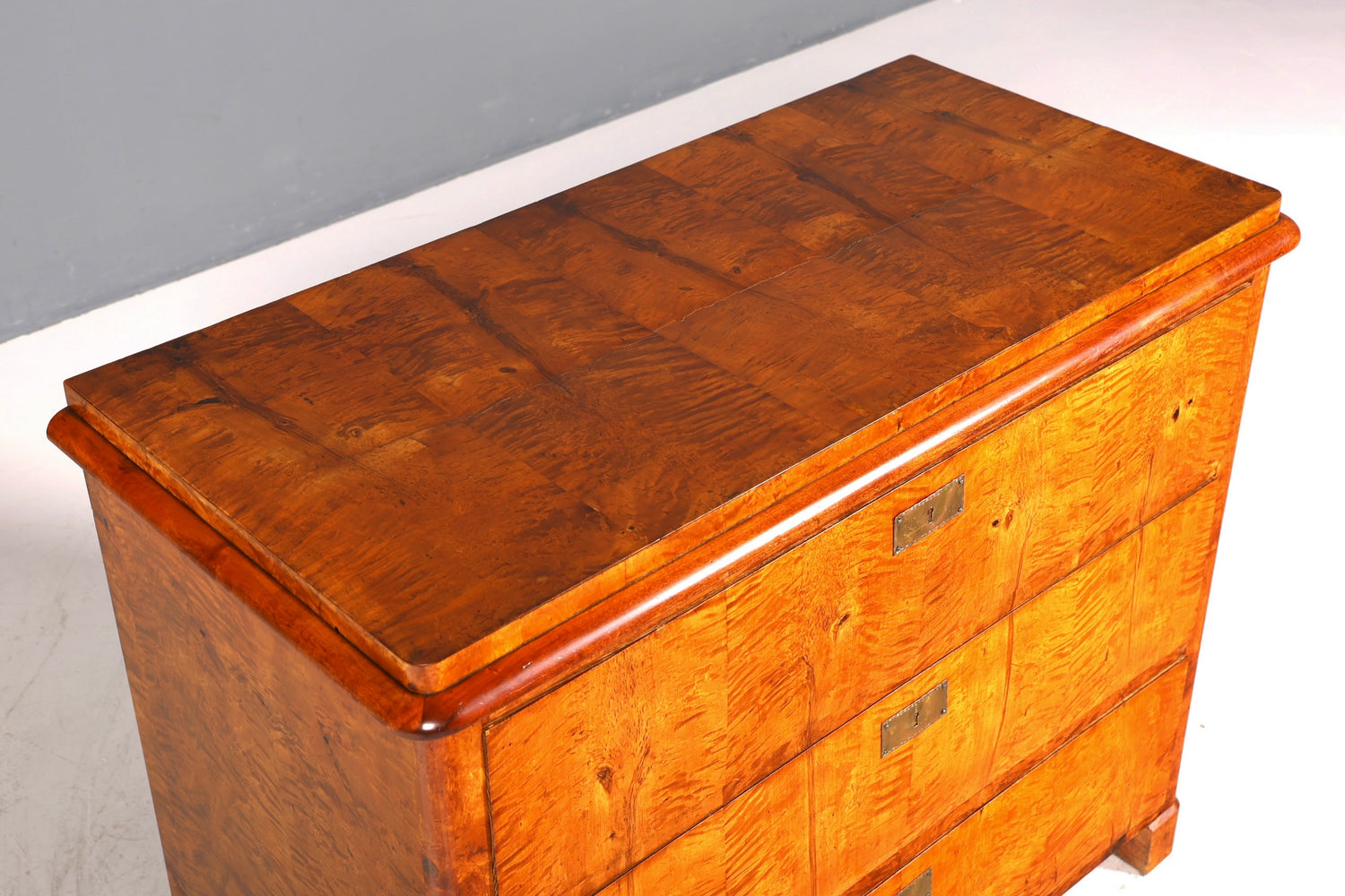 Belle commode ancienne de style Biedermeier Louis-Philippe, commode à linge