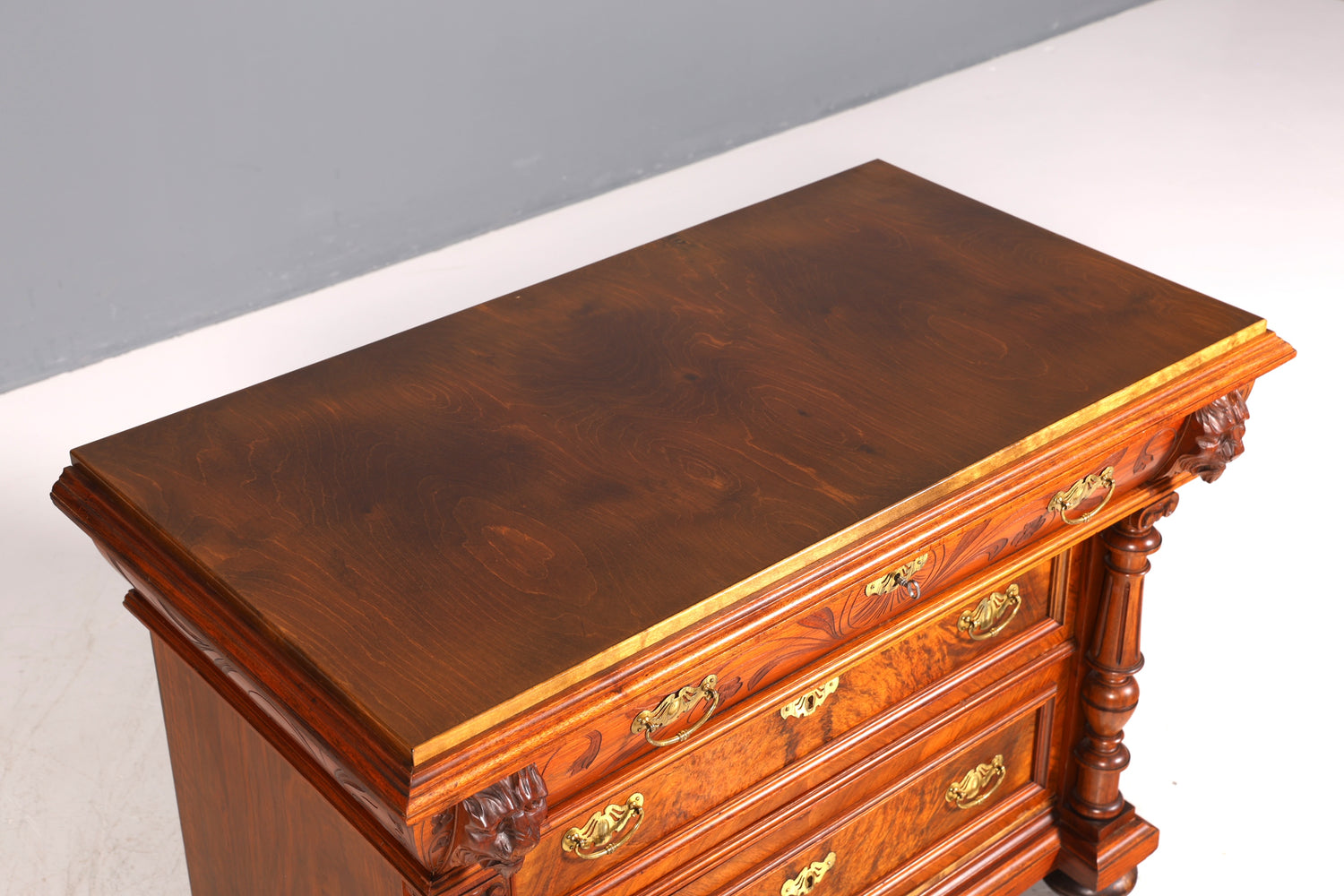 Commode élégante de style Louis-Philippe, en noyer, datant de la fin du XIXe siècle (Gründerzeit), vers 1880.