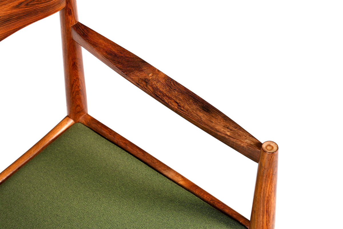 Hauptstadt Möblerei Mid Century Armlehnstuhl von Henry W. Klein für Bramin aus Holz mit grünem Stoffbezug