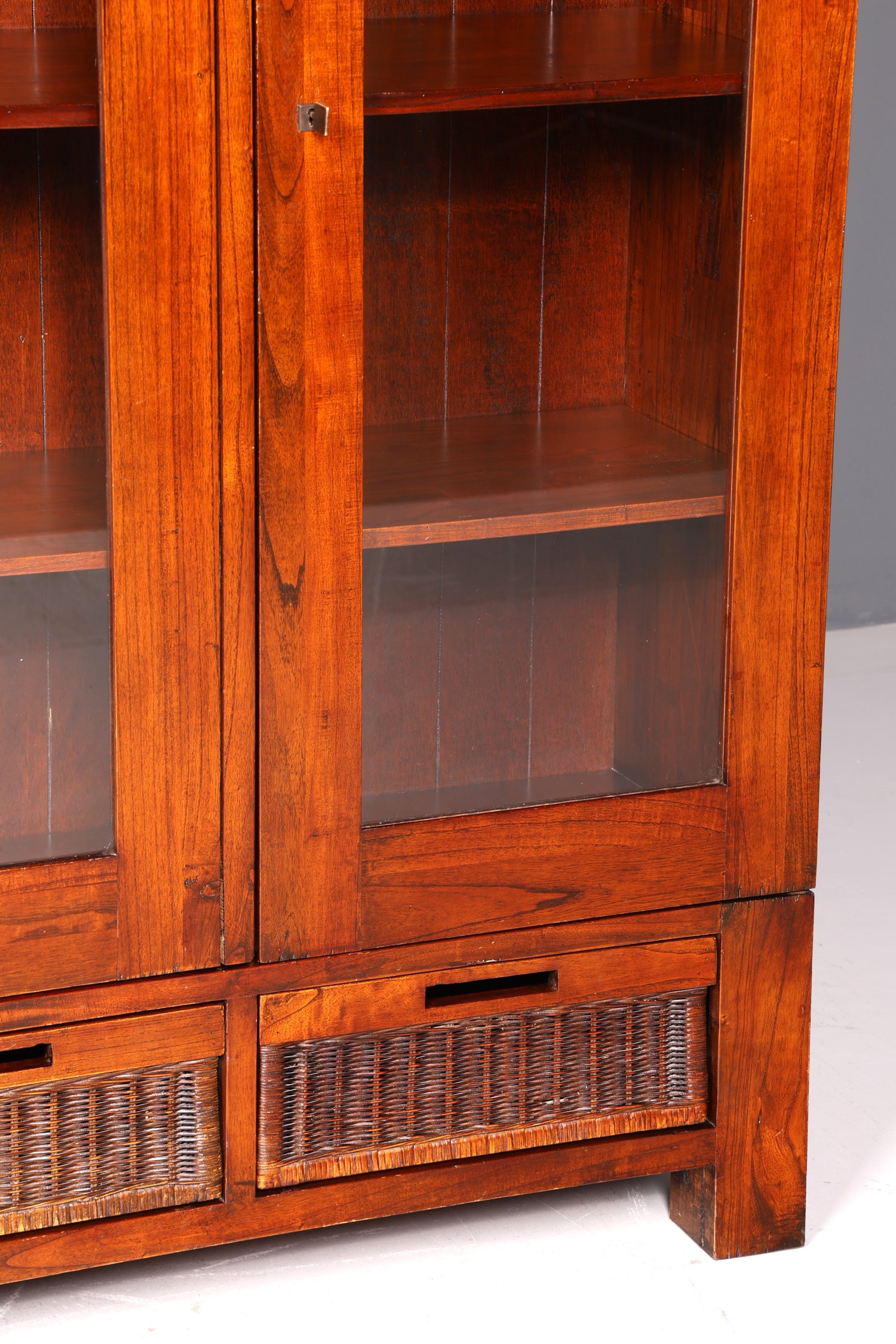 Wunderschöne Vitrine im englischen Stil Englische Bücherschrank Antik Stil Glasvitrine Buffet Holz Schrank