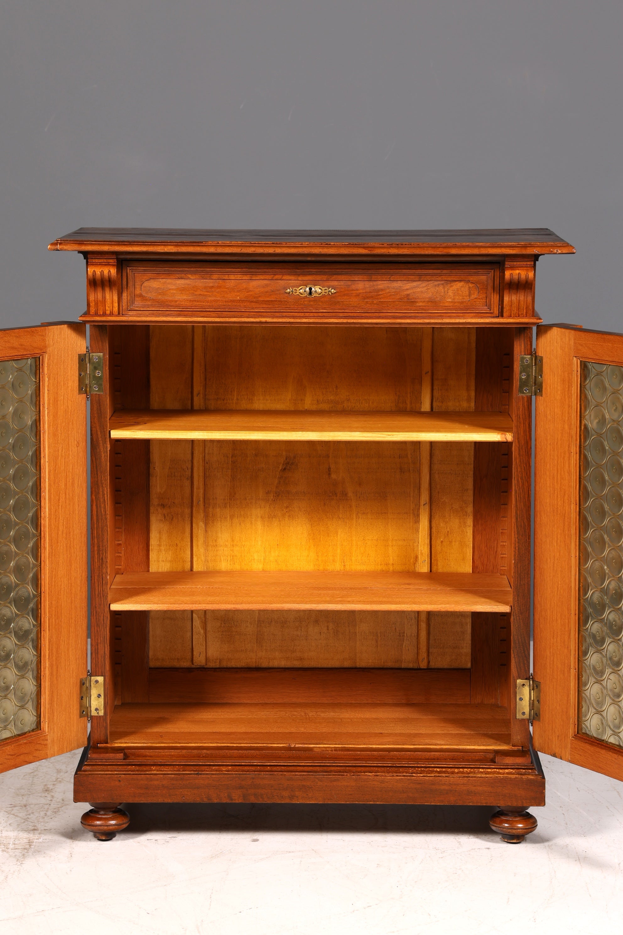 Edle Gründerzeit Vitrine um 1880 Schrank Antik Jugendstil Nussbaum Bücherschrank Buffet Vintage