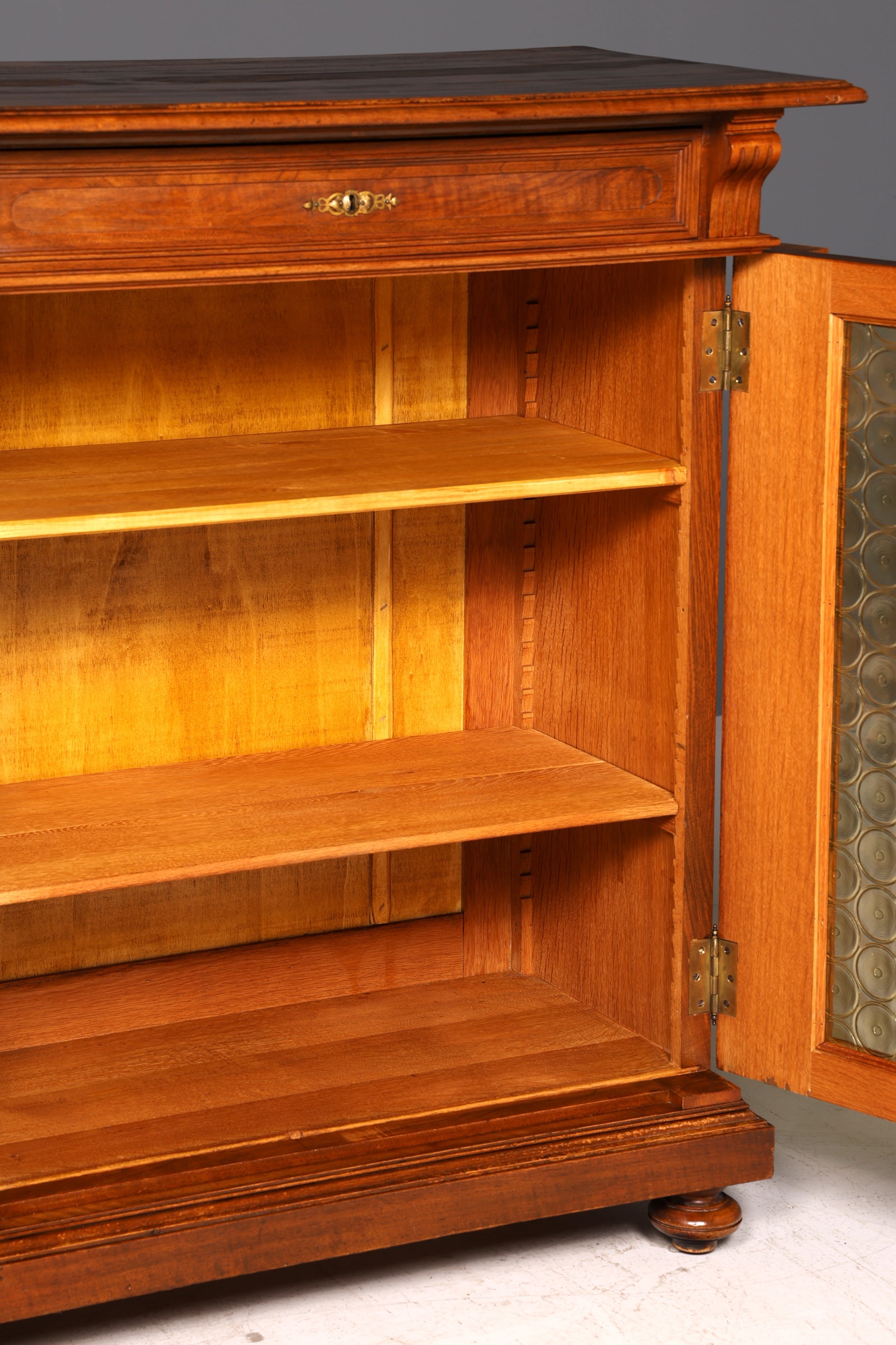 Edle Gründerzeit Vitrine um 1880 Schrank Antik Jugendstil Nussbaum Bücherschrank Buffet Vintage