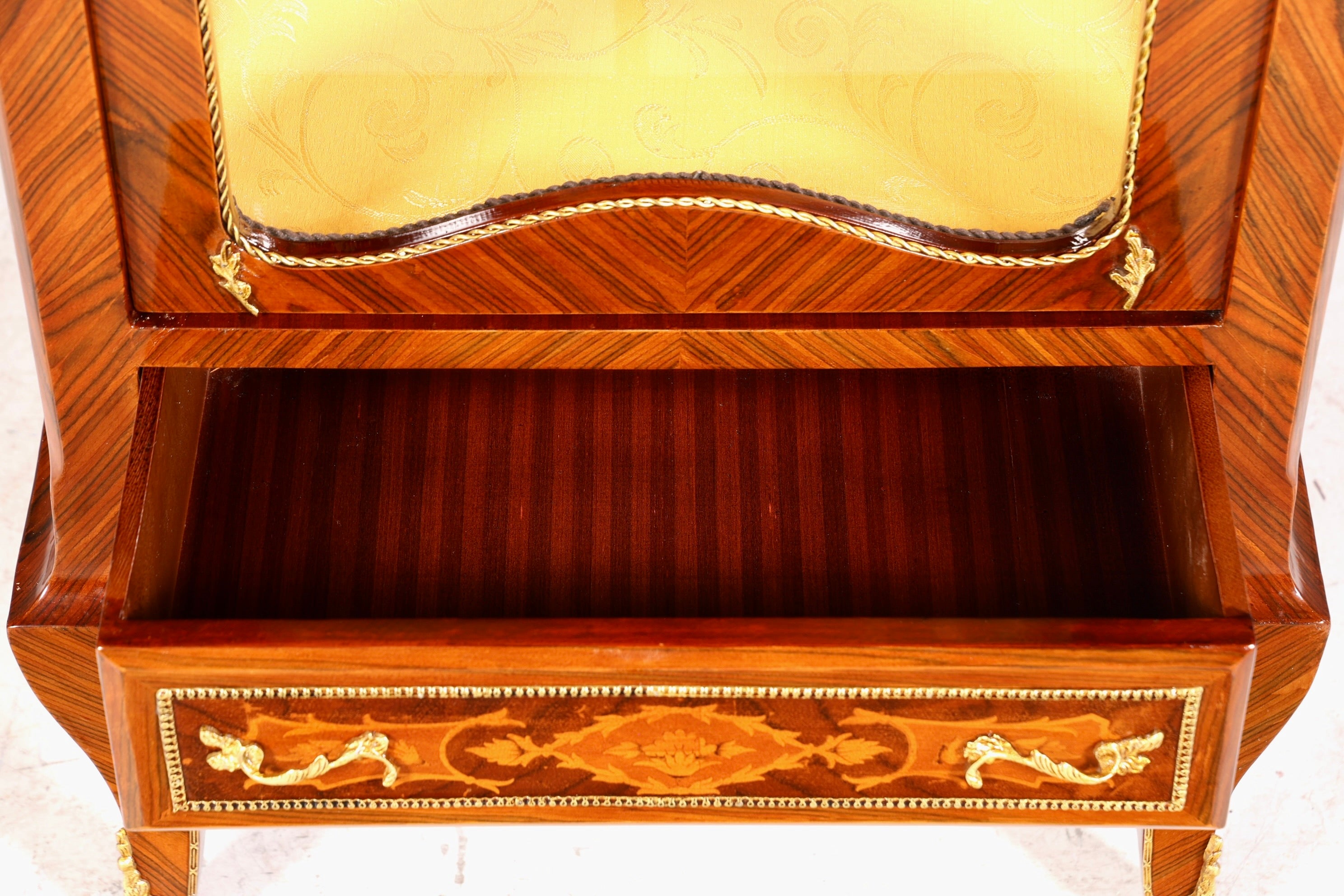 Vitrine de style baroque onirique, meuble de collection de style ancien, vitrine en verre incrusté