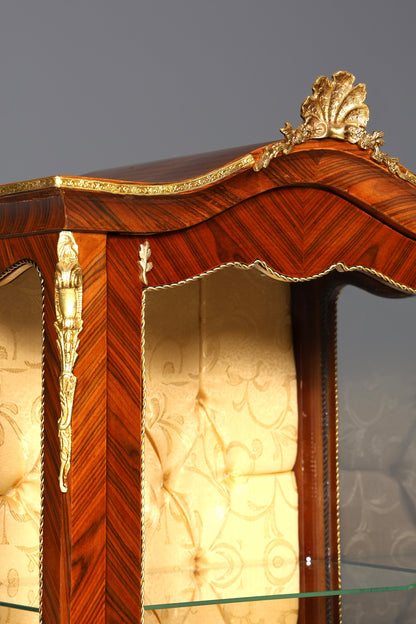 Vitrine de style baroque onirique, meuble de collection de style ancien, vitrine en verre incrusté