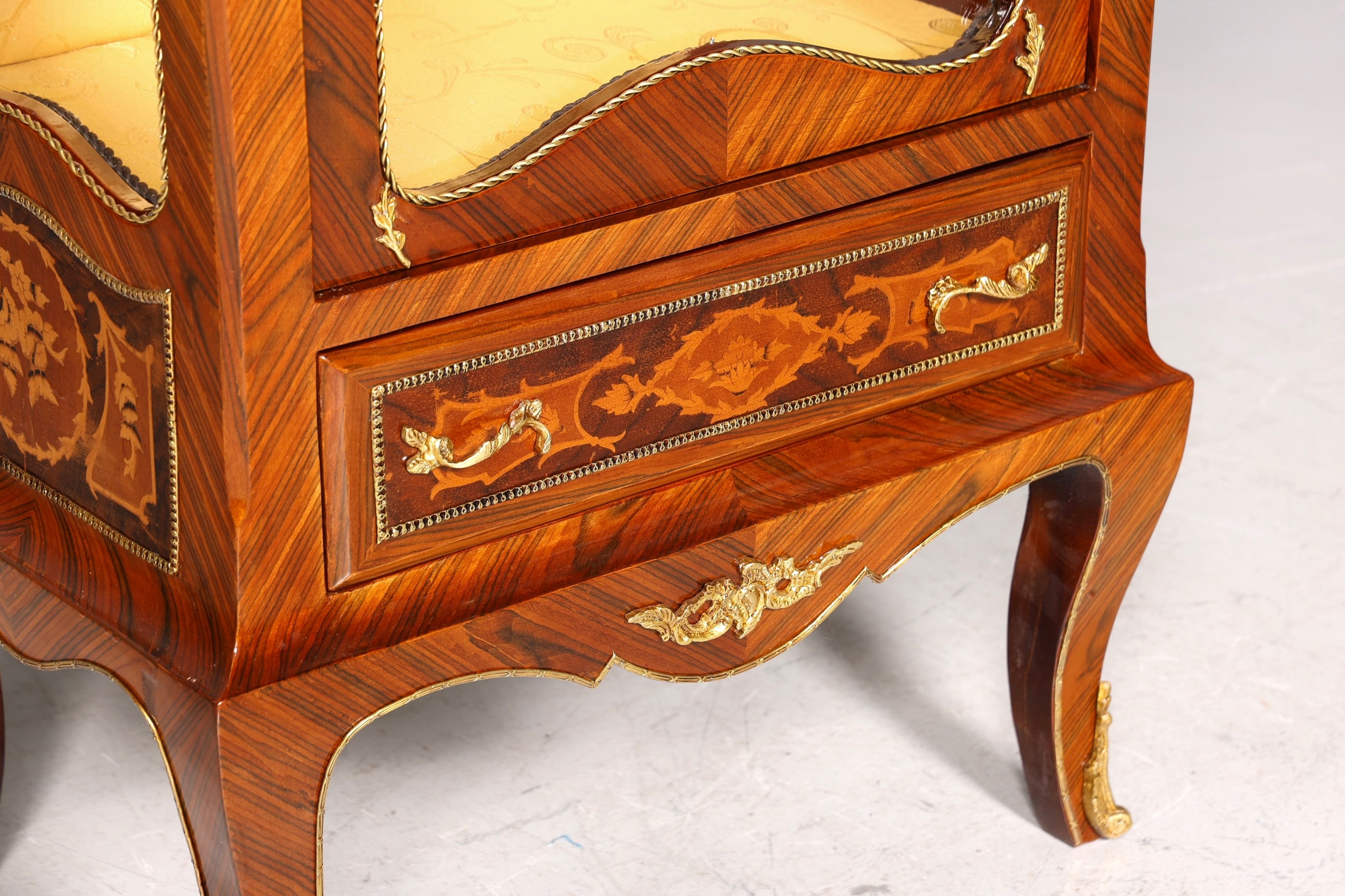 Vitrine de style baroque onirique, meuble de collection de style ancien, vitrine en verre incrusté