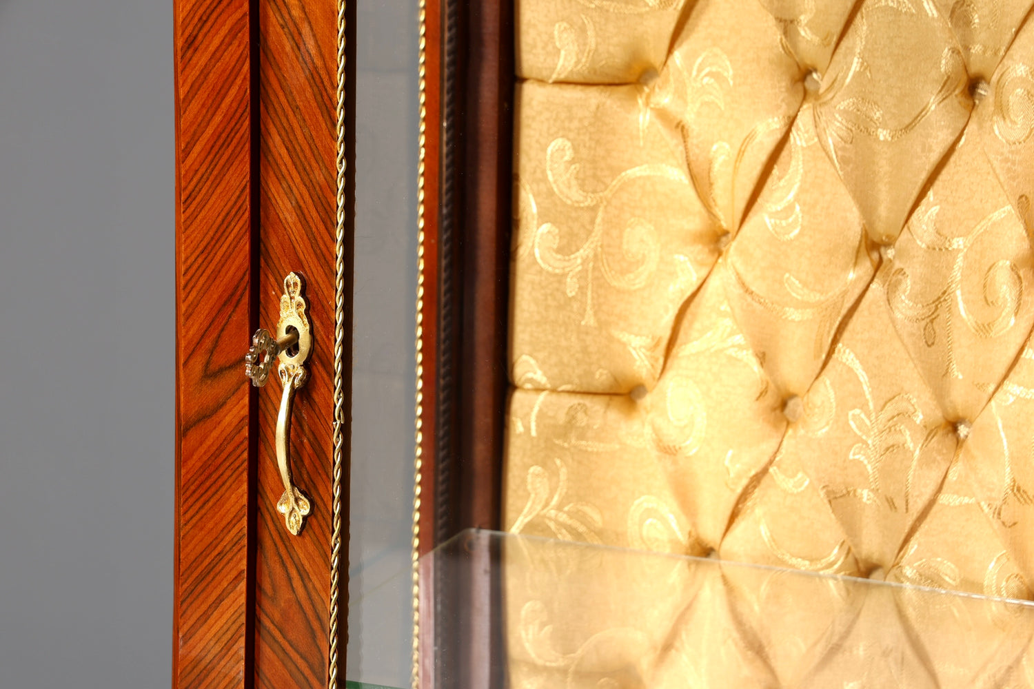 Vitrine de style baroque onirique, meuble de collection de style ancien, vitrine en verre incrusté