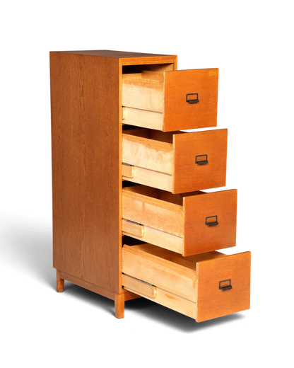 Hauptstadt Möblerei Mid Century Aktenschrank aus massivem Holz mit vier Schubladen im Bauhaus-Stil