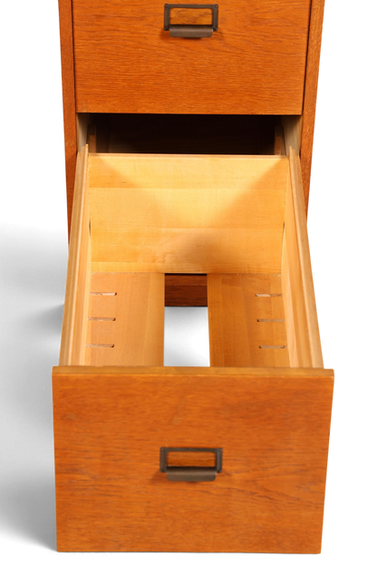 Hauptstadt Möblerei Mid Century Aktenschrank aus massivem Holz mit offener Schublade und Bauhaus-Design