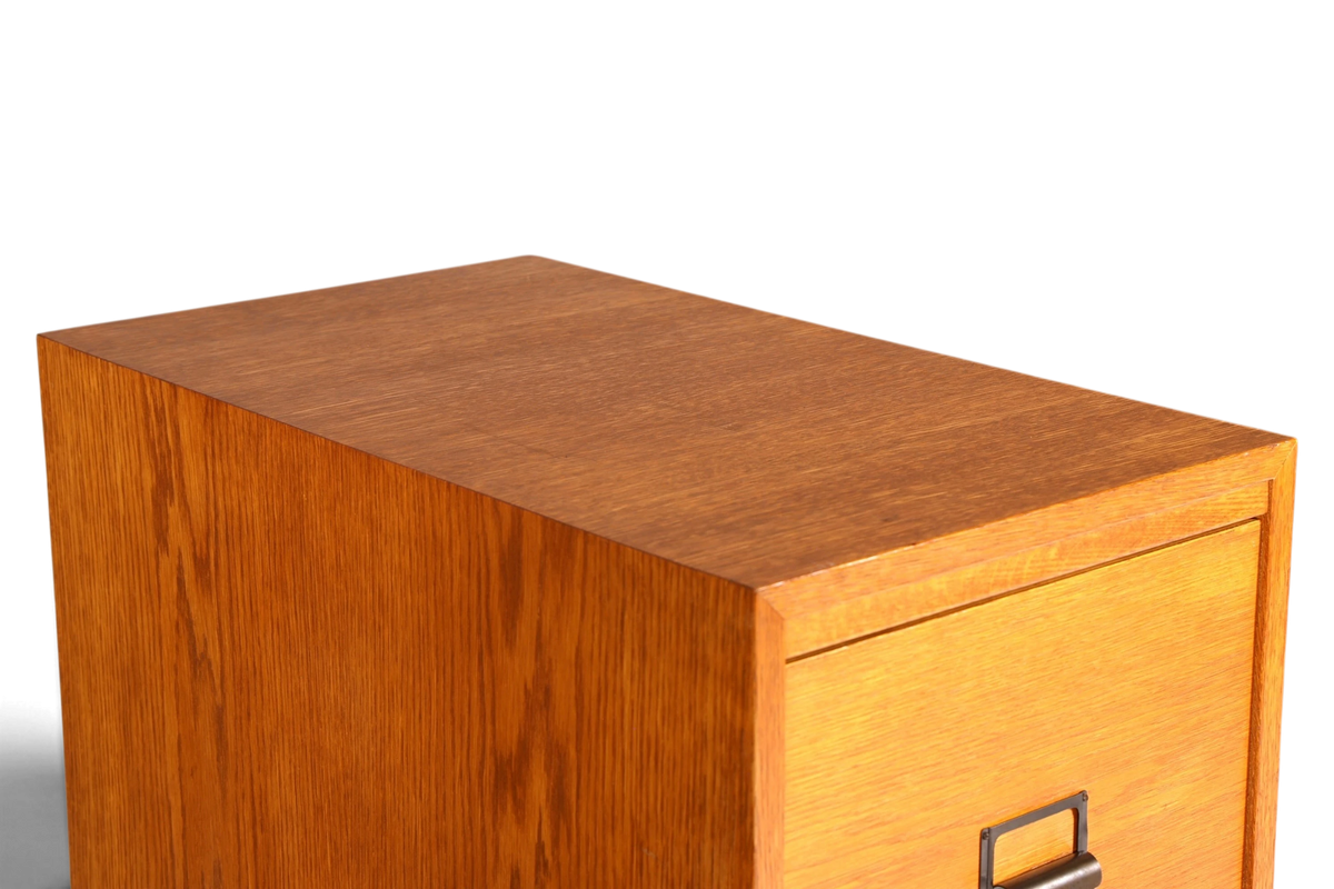 Hauptstadt Möblerei Mid Century Aktenschrank aus massivem Holz mit schöner Maserung im Bauhaus Stil