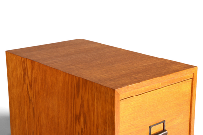 Hauptstadt Möblerei Mid Century Aktenschrank aus massivem Holz mit schöner Maserung im Bauhaus Stil