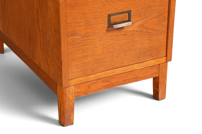 Hauptstadt Möblerei Mid Century Aktenschrank aus massivem Holz mit Metallgriff im Bauhaus-Stil