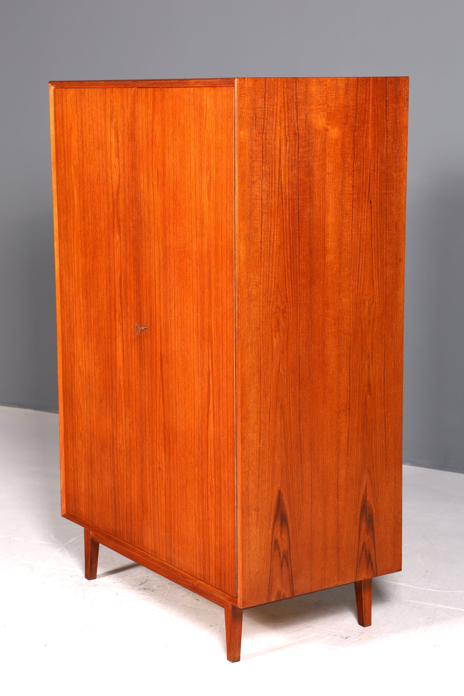 Armoire de style mid-century, meuble vintage, design danois rétro, armoire à linge en teck, meuble d&