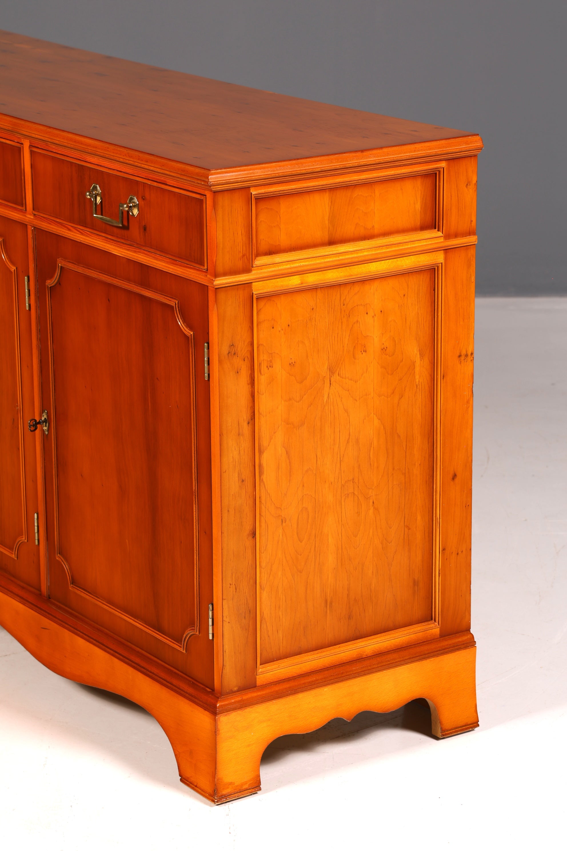 Wunderschönes Englisches Sideboard Eibe Antik Buffetschrank Kommode Schrank Anrichte Vintage