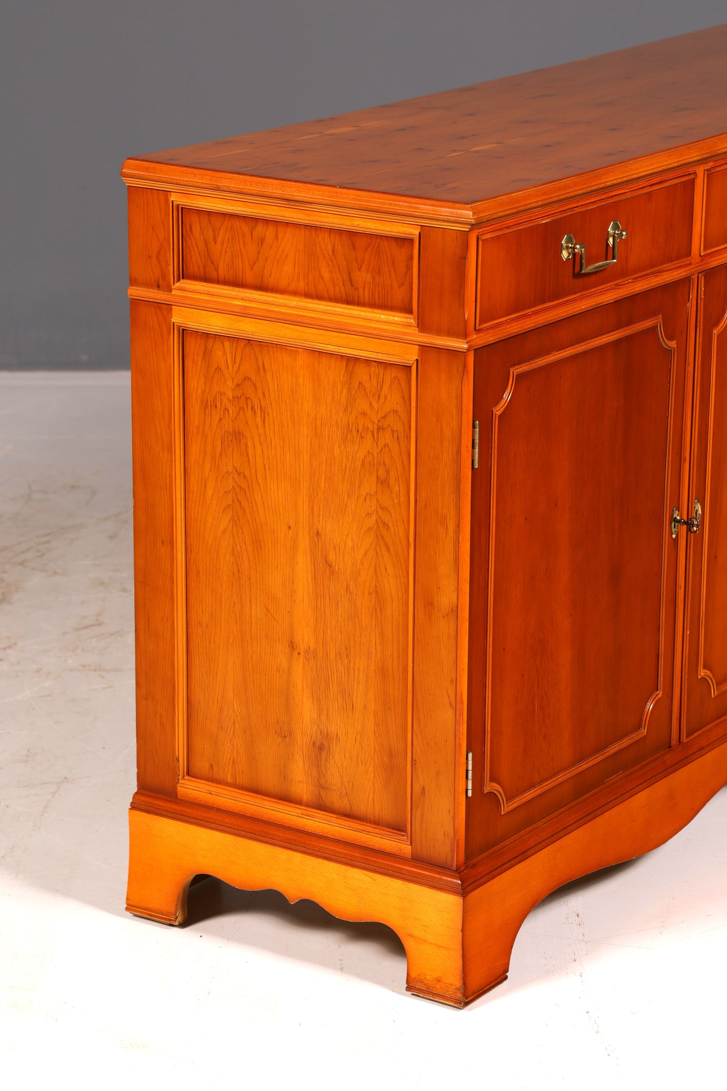 Wunderschönes Englisches Sideboard Eibe Antik Buffetschrank Kommode Schrank Anrichte Vintage