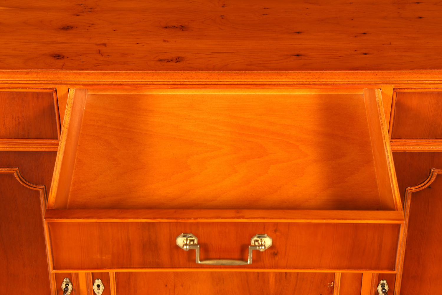 Wunderschönes Englisches Sideboard Eibe Antik Buffetschrank Kommode Schrank Anrichte Vintage