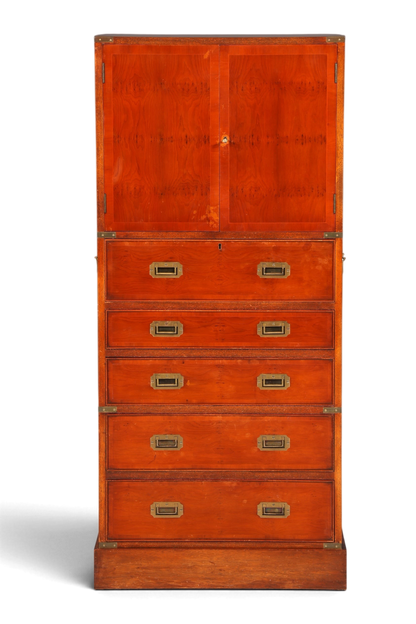 Hauptstadt Möblerei Vertiko Schrank im Military-Chest-Stil aus dunklem Echtholz mit Messingbeschlägen und Schubladen