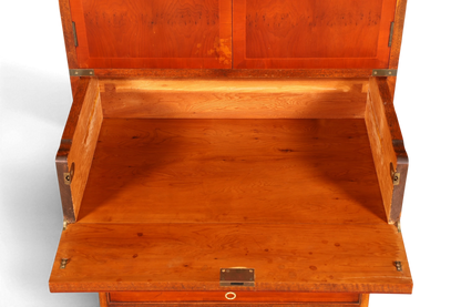 Hauptstadt Möblerei Vertiko Sekretär aus Echtholz im Military-Chest-Stil mit ausgeklappter Schreibfläche