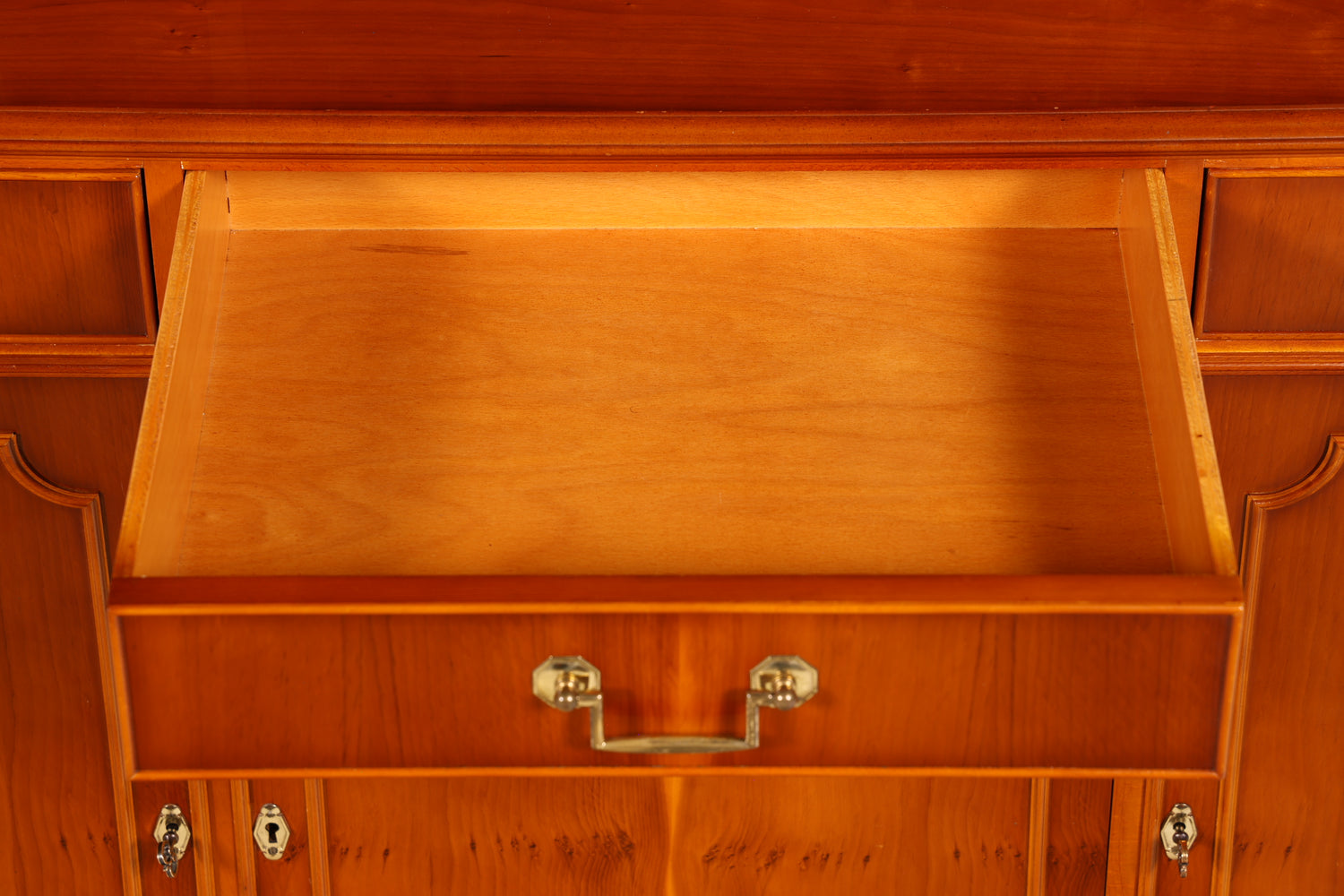 Wunderschöne Englische Vitrine Eibe Bücherschrank Buffet Antik Glasvitrine Schrank Vintage
