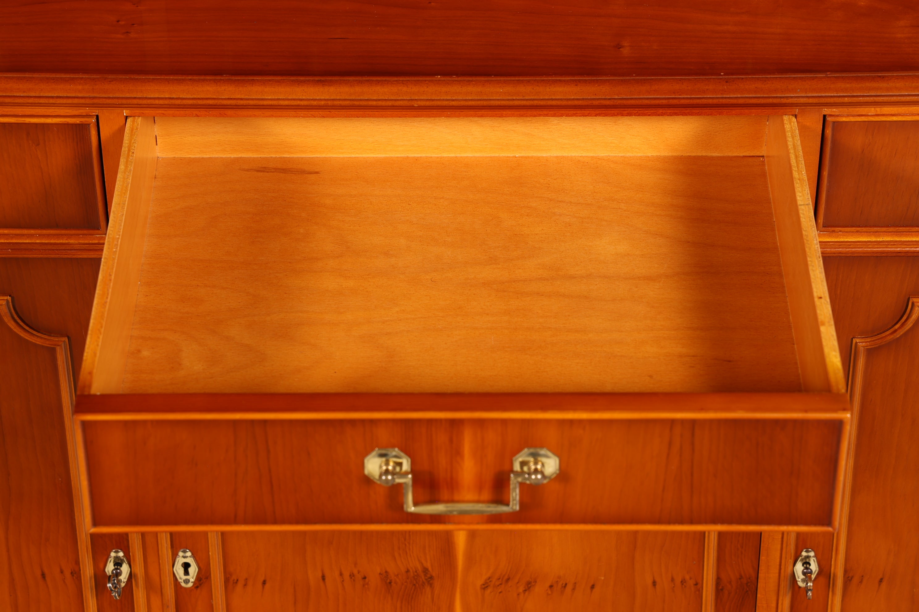 Wunderschöne Englische Vitrine Eibe Bücherschrank Buffet Antik Glasvitrine Schrank Vintage