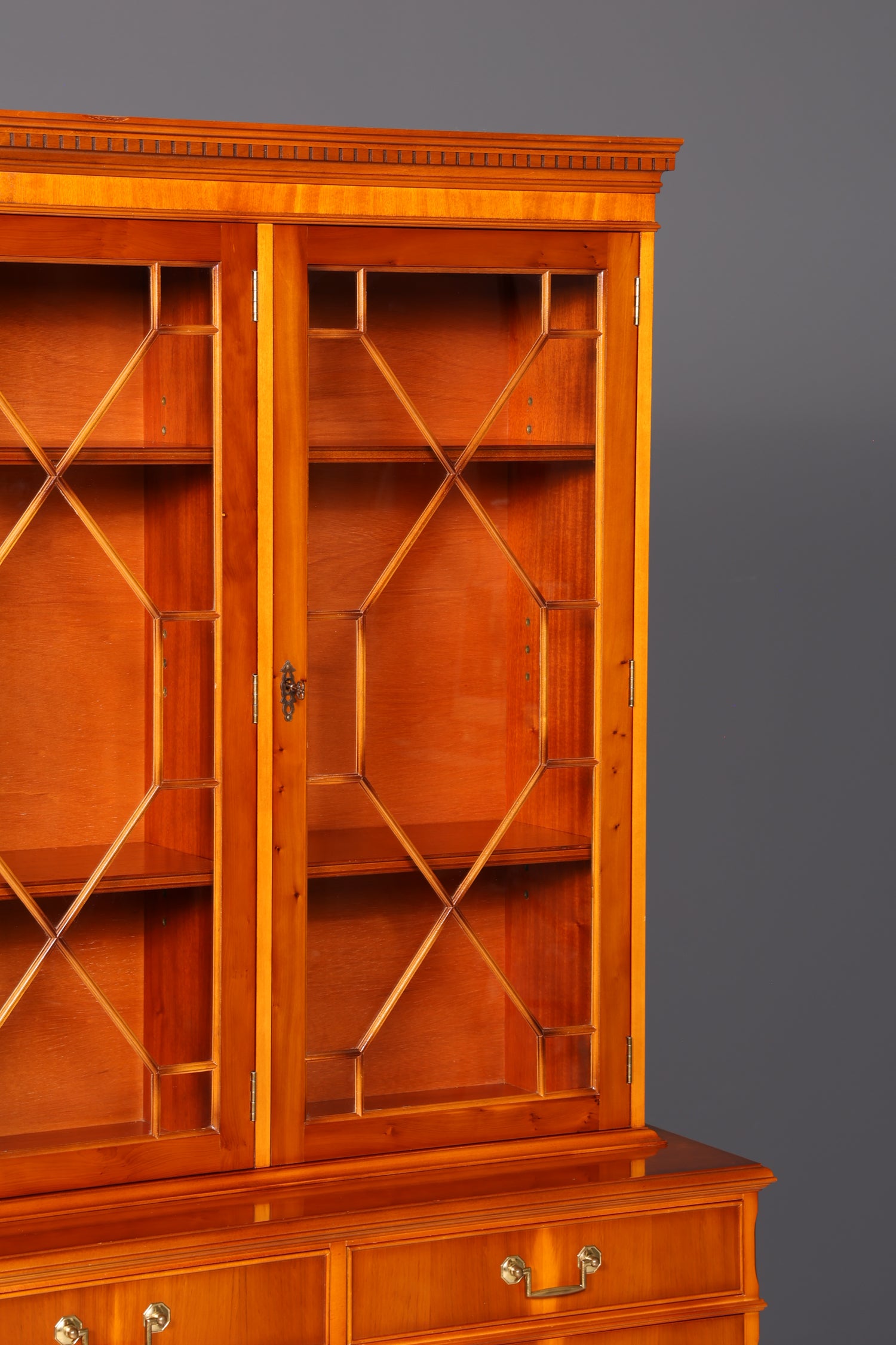 Wunderschöne Englische Vitrine Eibe Bücherschrank Buffet Antik Glasvitrine Schrank Vintage
