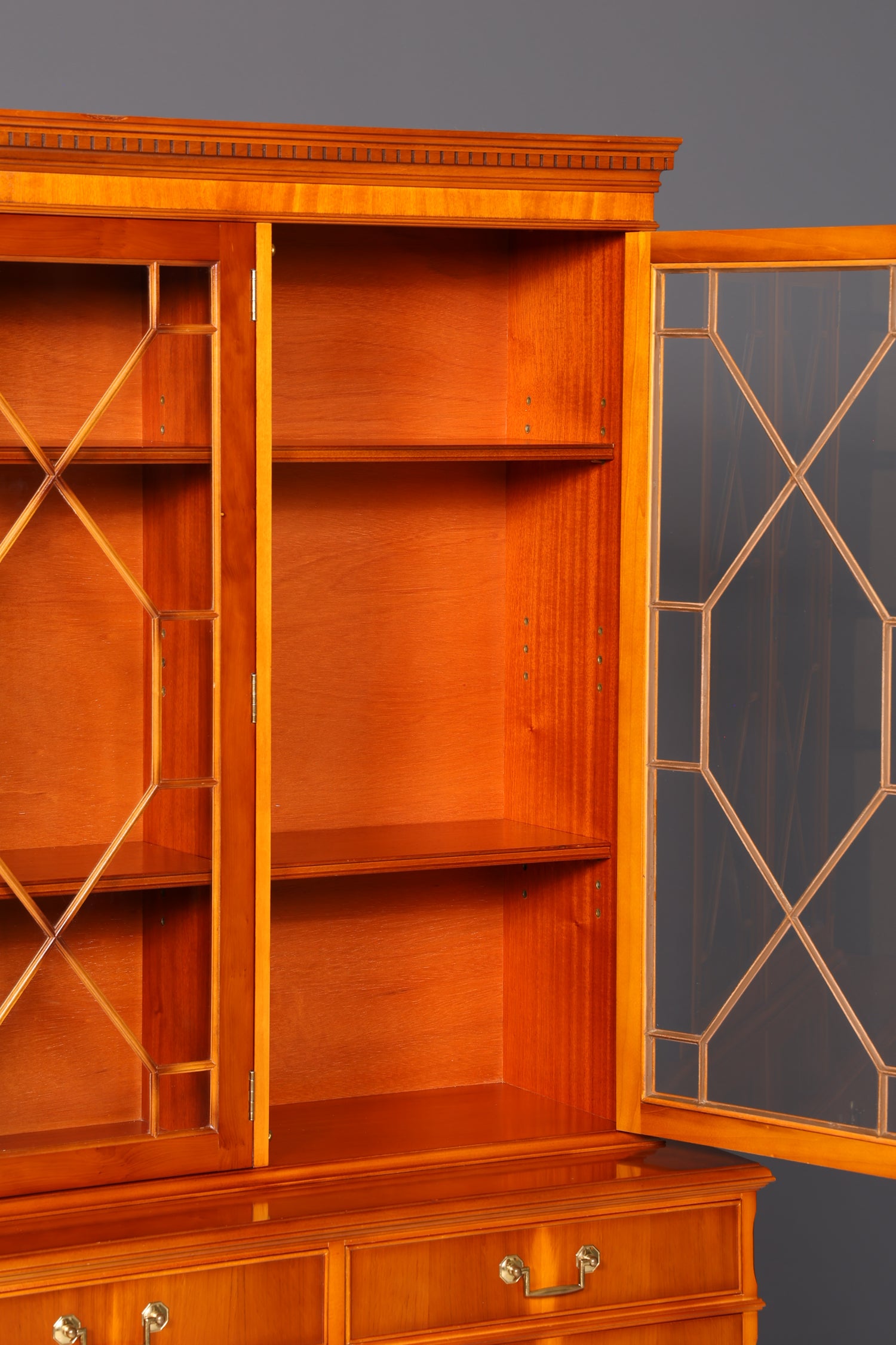 Wunderschöne Englische Vitrine Eibe Bücherschrank Buffet Antik Glasvitrine Schrank Vintage