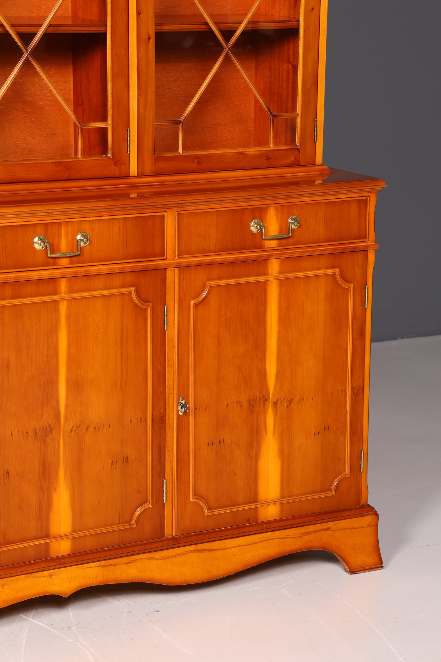 Wunderschöne Englische Vitrine Eibe Bücherschrank Buffet Antik Glasvitrine Schrank Vintage