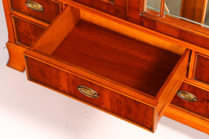Wunderschöne Original Heldense Vitrine Englische Eibe Bücherschrank Antik Glasvitrine Beleuchtung
