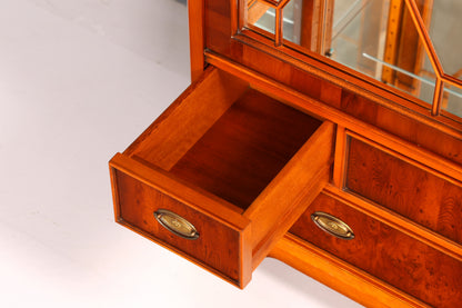 Wunderschöne Original Heldense Vitrine Englische Eibe Bücherschrank Antik Glasvitrine Beleuchtung