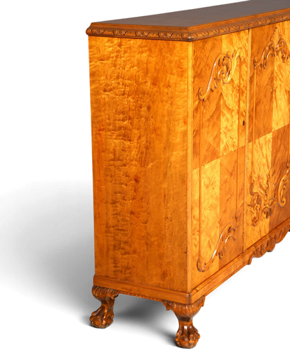 Hauptstadt Möblerei Chippendale Highboard aus massivem Holz mit edler Maserung und kunstvollen Barock-Schnitzereien