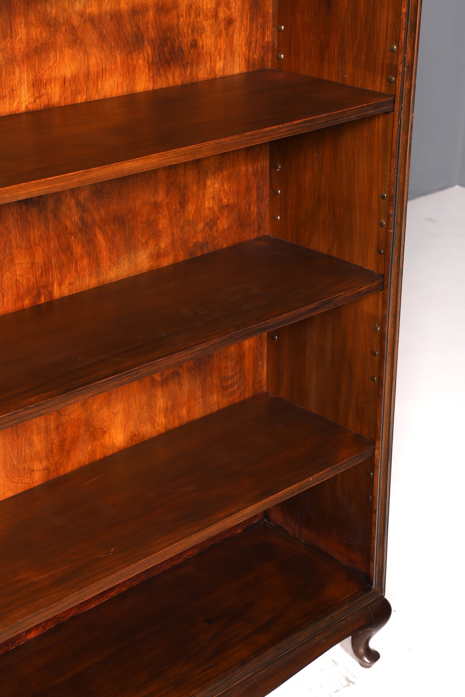 F691 Finition Belle étagère Chippendale, bois véritable, bibliothèque de style baroque