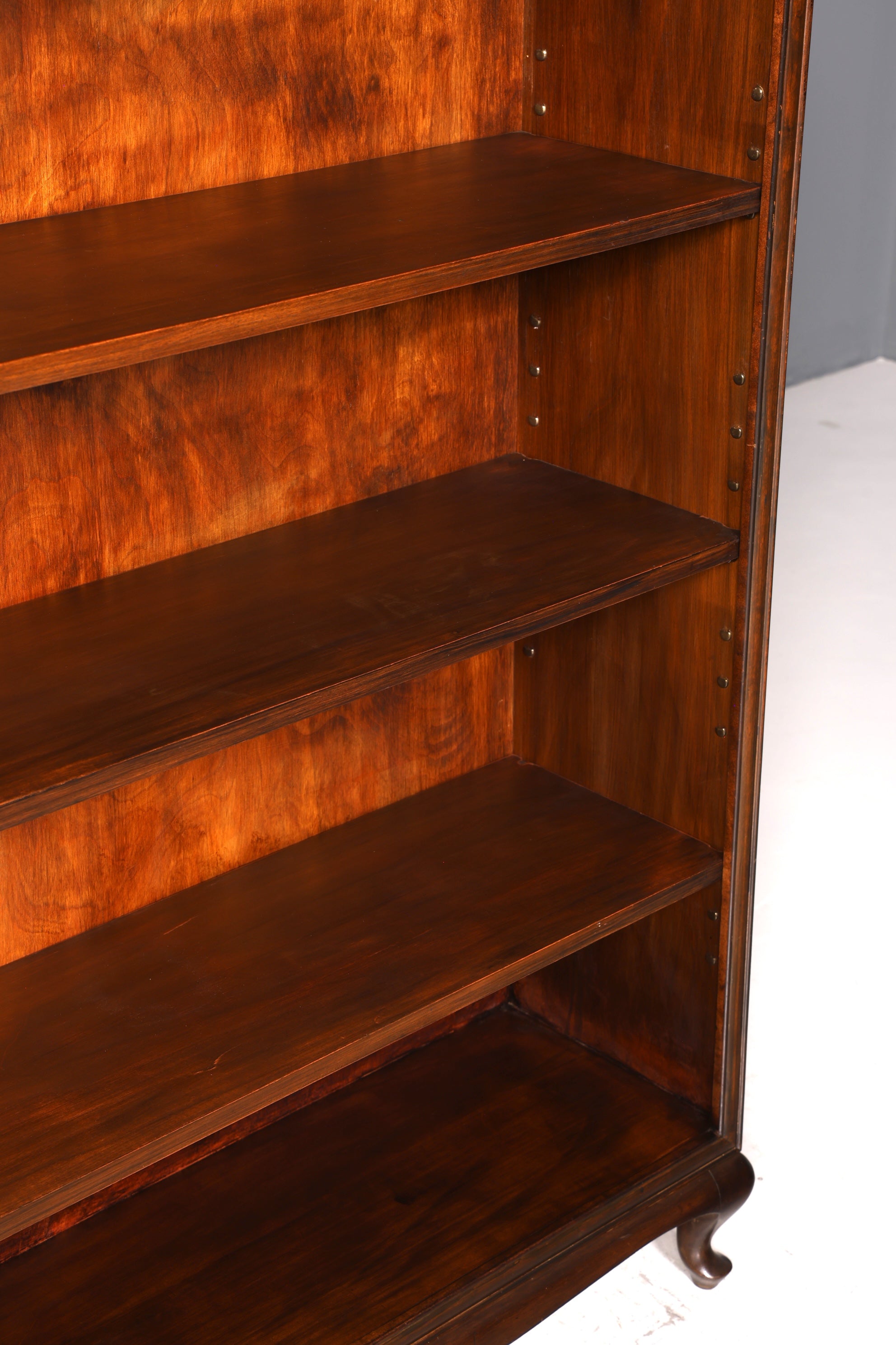 F691 Finition Belle étagère Chippendale, bois véritable, bibliothèque de style baroque