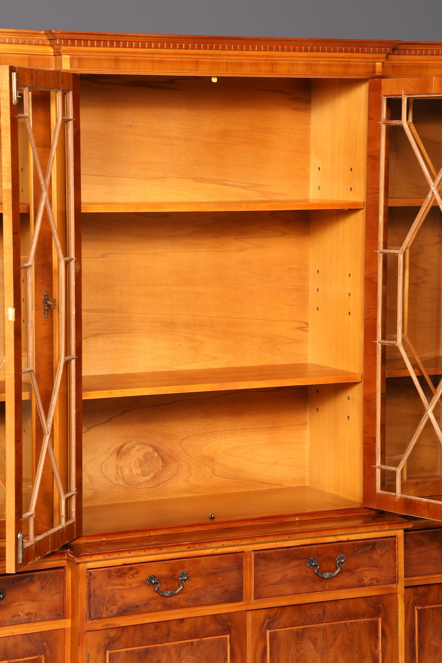 Wunderschöne Englische Vitrine Bücherschrank Buffet Antik Glasvitrine Bibliothek Vitrinenschrank Vintage