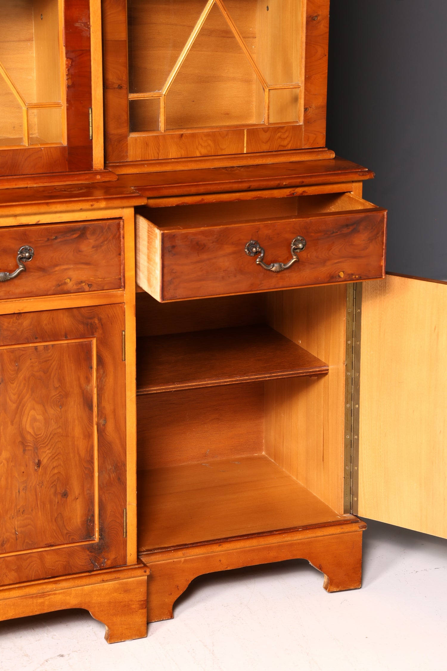 Wunderschöne Englische Vitrine Bücherschrank Buffet Antik Glasvitrine Bibliothek Vitrinenschrank Vintage