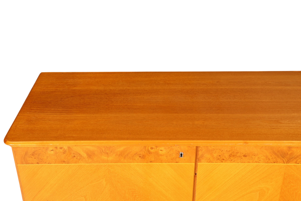 Hauptstadt Möblerei Mid Century Highboard aus massivem Holz mit markanter Maserung im Retro-Design der 60er Jahre