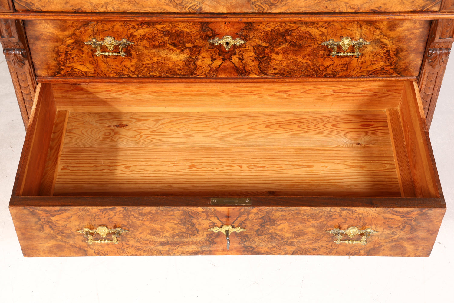 Traumhafte Gründerzeit Kommode Louis Philippe Nussbaum Sideboard um 1880 Antik Schubladenkommode