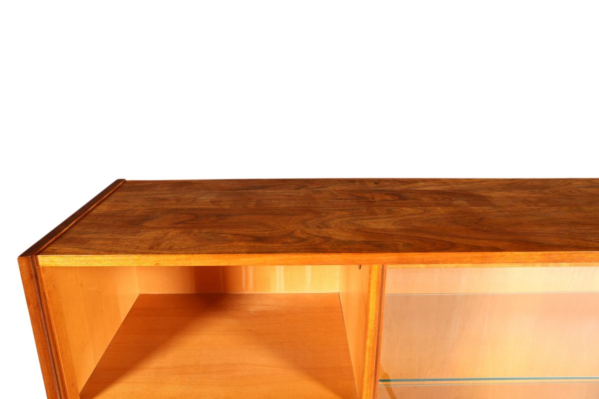 Hauptstadt Möblerei Mid Century Highboard aus Echtholz mit markanter Maserung und Glasschiebetüren