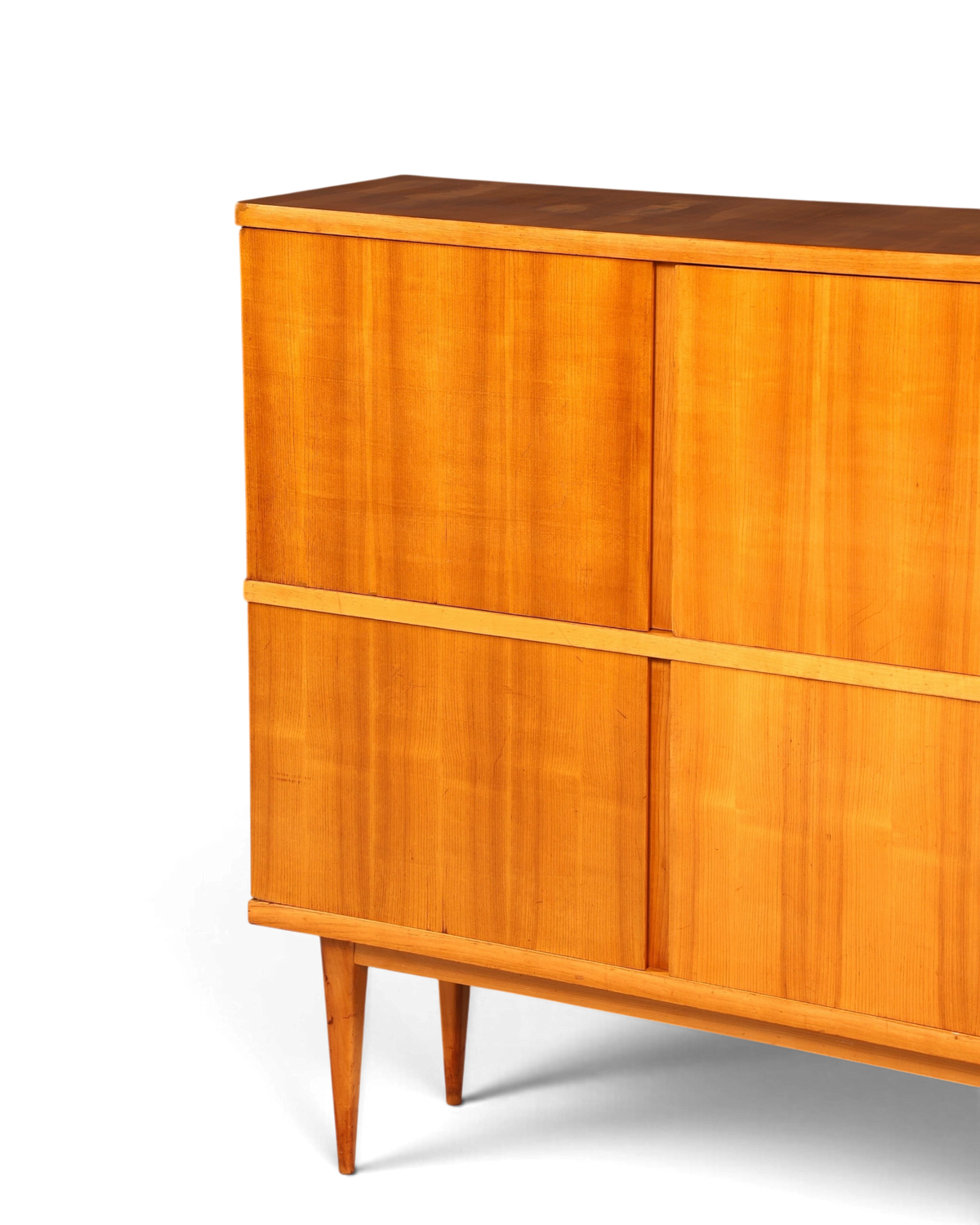 Hauptstadt Möblerei Mid Century Highboard aus hellem Holz mit konischen Beinen und Schiebetüren im 60er Jahre Stil