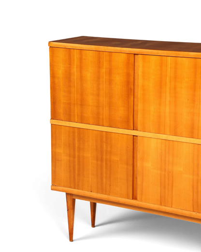 Hauptstadt Möblerei Mid Century Highboard aus hellem Holz mit konischen Beinen und Schiebetüren im 60er Jahre Stil