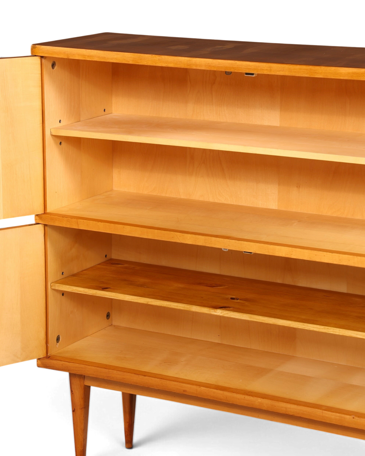 Hauptstadt Möblerei Mid Century Highboard aus hellem Echtholz mit offenen Türen und verstellbaren Einlegeböden