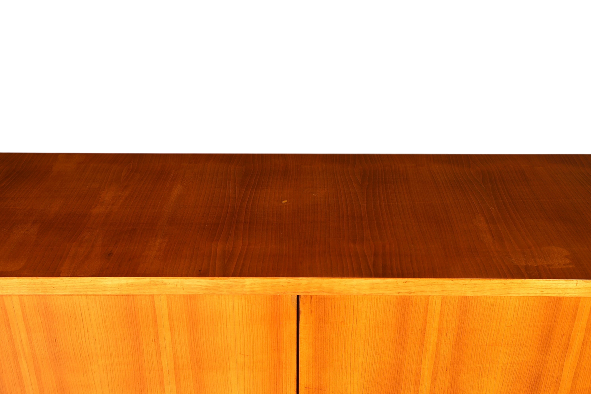 Hauptstadt Möblerei Mid Century Sideboard aus hellem Echtholz mit sichtbarer Maserung in 60er Jahre Optik