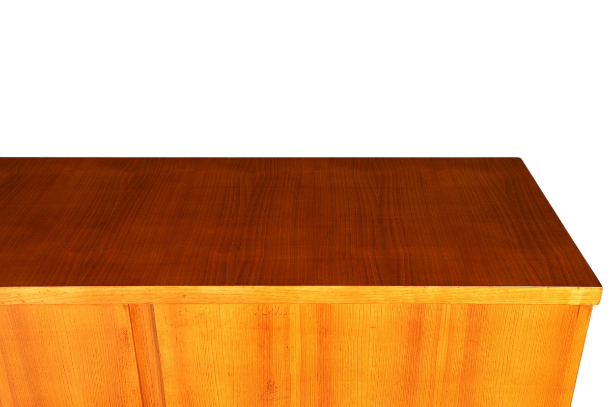 Hauptstadt Möblerei Mid Century Highboard aus hellem Echtholz mit sichtbarer Maserung und glatter Oberfläche