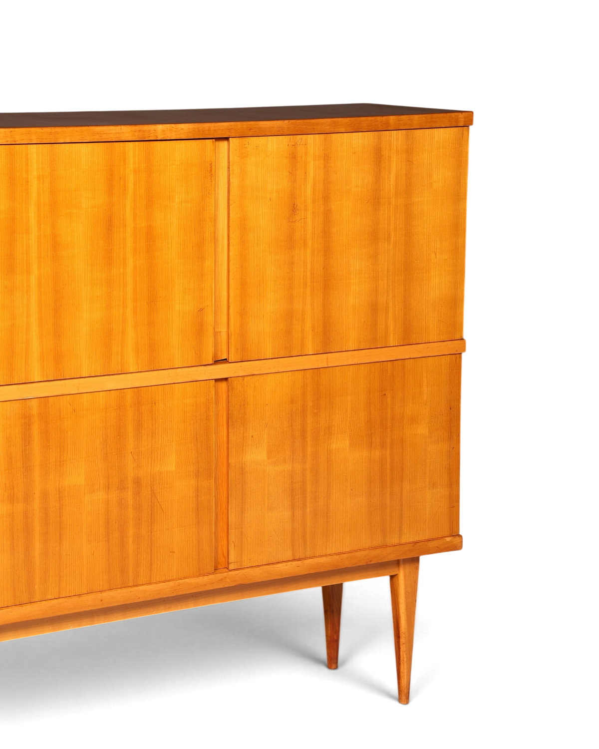 Hauptstadt Möblerei Mid Century Highboard aus hellem Echtholz mit acht Türen und konischen Beinen im 60er Jahre Stil