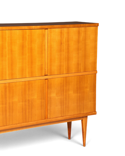 Hauptstadt Möblerei Mid Century Highboard aus hellem Echtholz mit acht Türen und konischen Beinen im 60er Jahre Stil