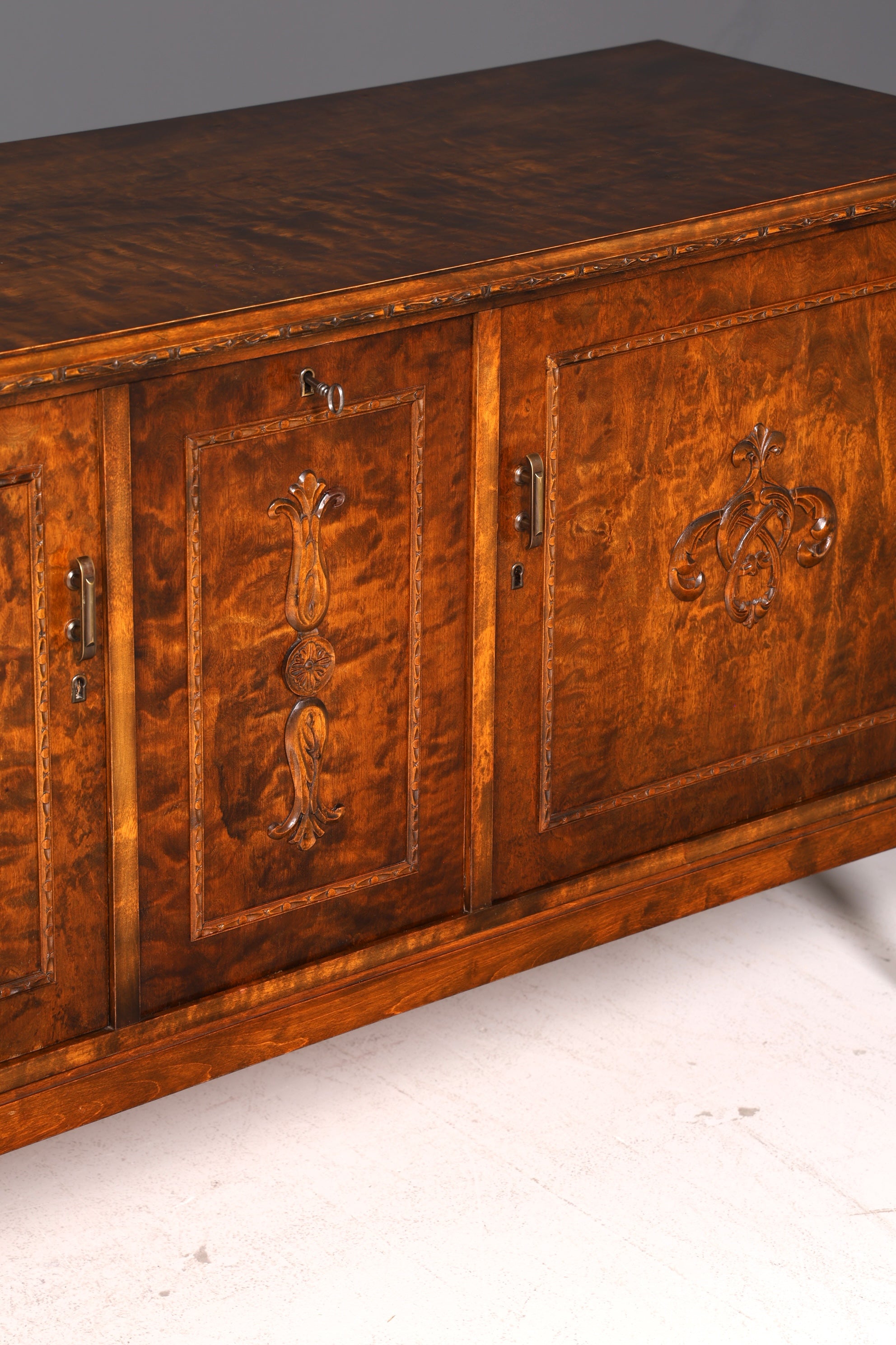 Wunderschönes Original Art Deco Sideboard Antik Schrank TV Kommode um 1930 Designklassiker