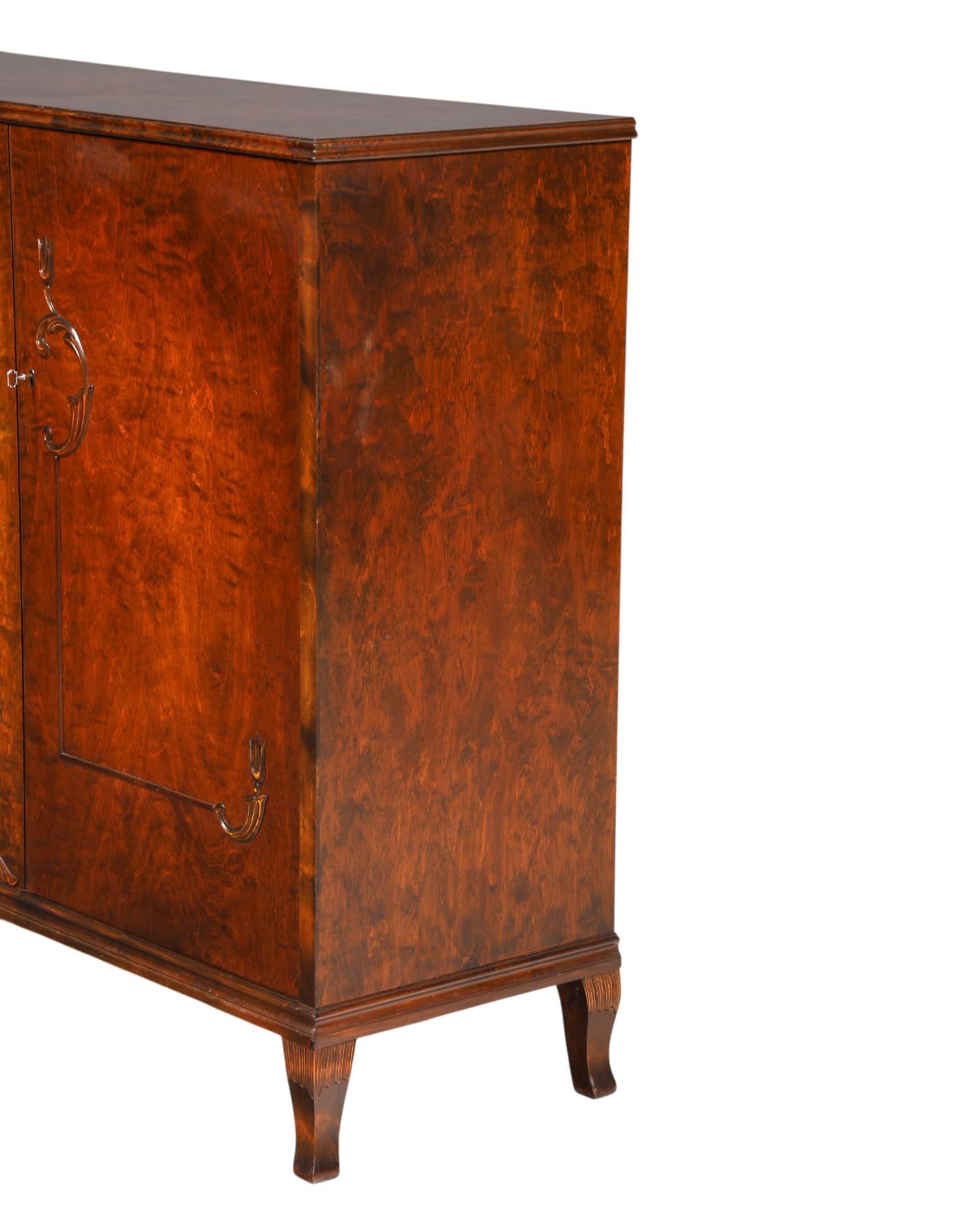 Hauptstadt Möblerei Art Deco Schrank aus massivem Holz mit edler Maserung und antiken Details aus der Zeit um 1930